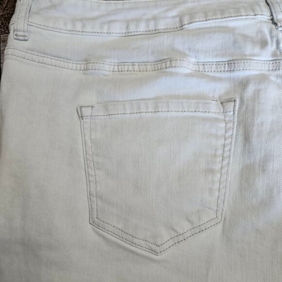 Lane Bryant Bermuda Shorts Plus Size 20 Light Wash 9" Denim Jorts Stretch Cotton - Picture 9 of 11